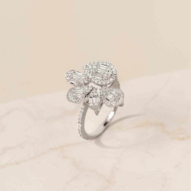 Anel em diamantes baguetes e brilhantes 0,94 ct