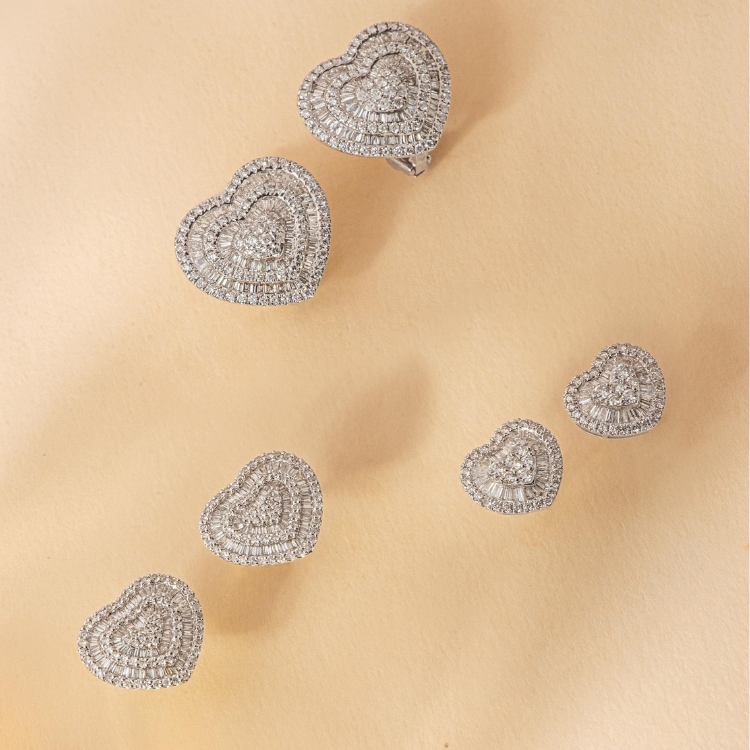 Par de brincos corações baguetes e brilhantes