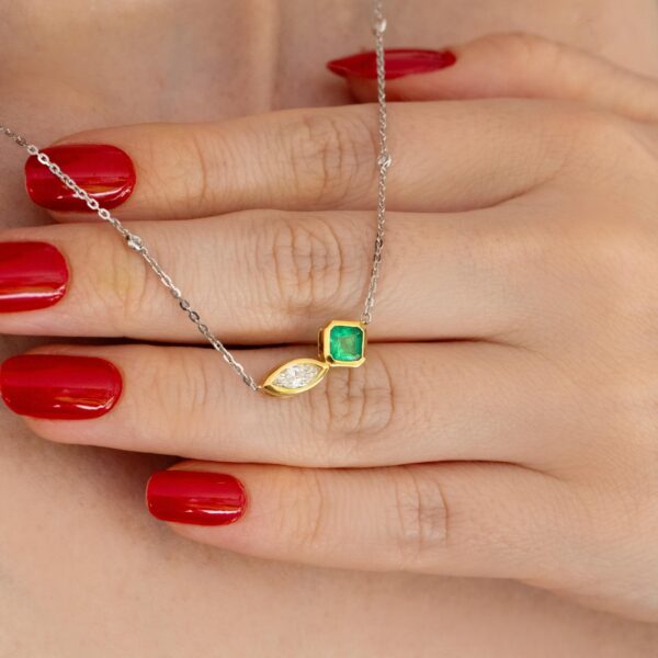 Colar diamante 0,50 ct com esmeralda 0,60 ct em cravação inglesa - Imagem 2