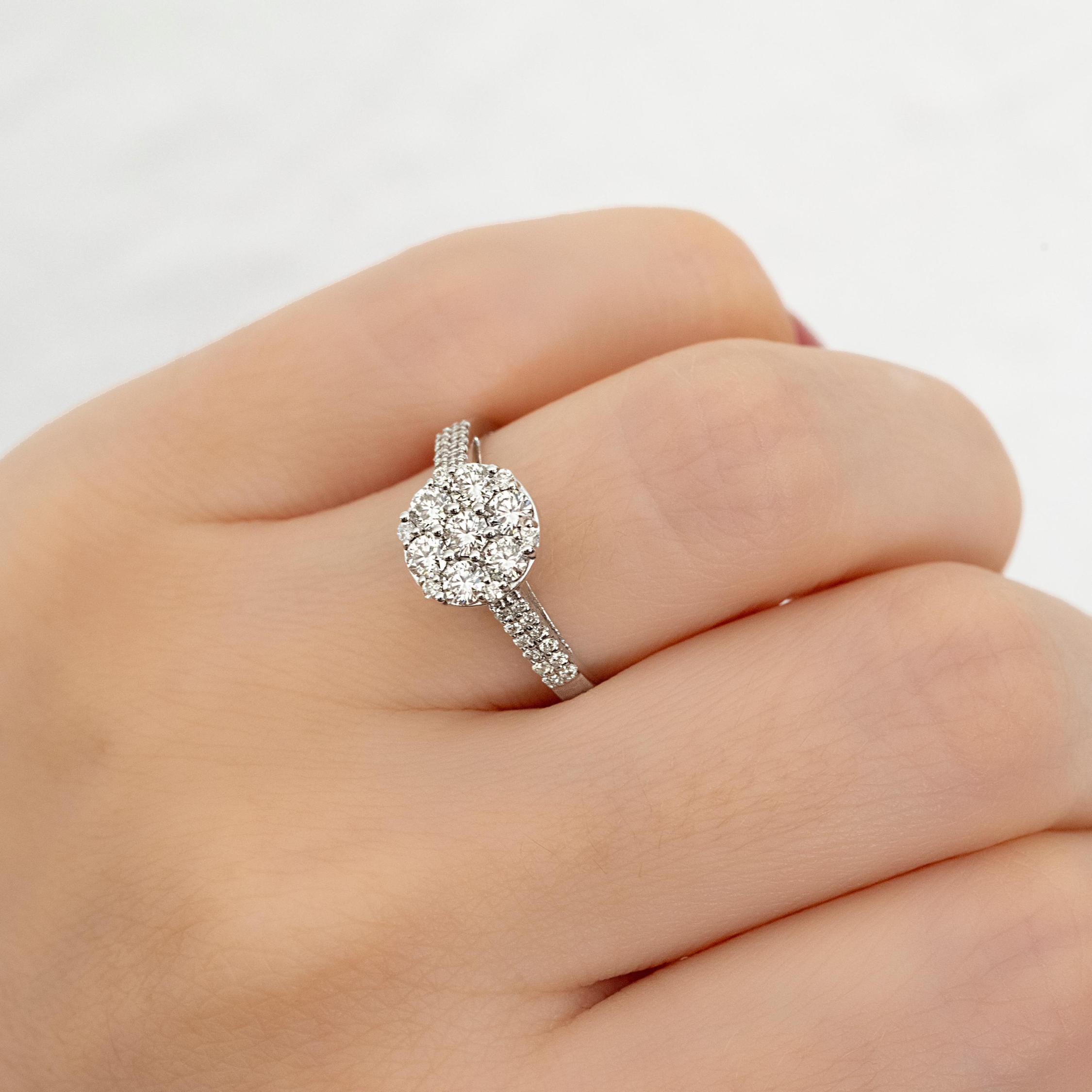 Anel em diamantes 0,85 ct com diamantes no aro